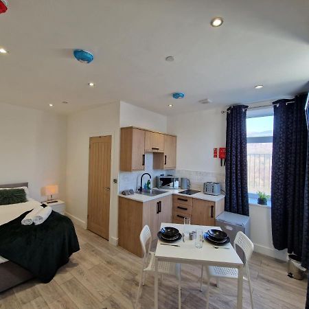 Flat 2, Modern Studio Apartment, Tynte Hotel, Mountain Ash Quakers Yard Экстерьер фото