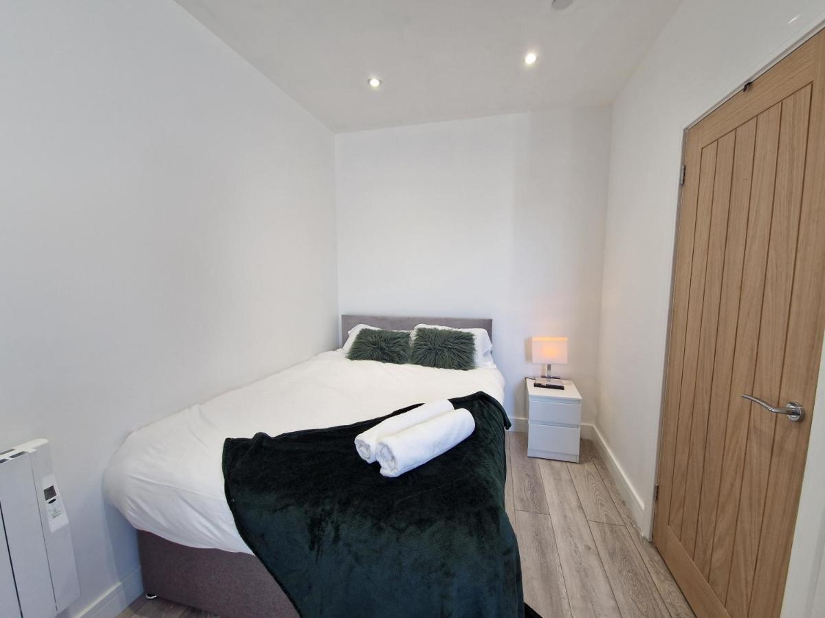 Flat 2, Modern Studio Apartment, Tynte Hotel, Mountain Ash Quakers Yard Экстерьер фото