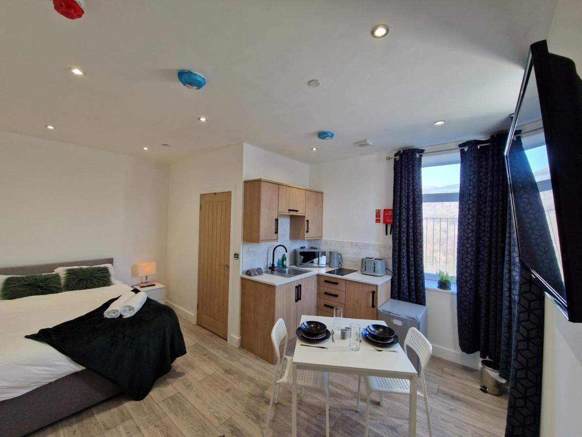 Flat 2, Modern Studio Apartment, Tynte Hotel, Mountain Ash Quakers Yard Экстерьер фото